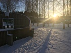 Aurinko tervehti suunnistajia talvirasteilla.